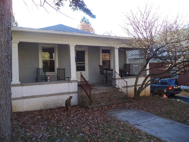 Primary Photo - 3 Bedroom, 2 Bath House