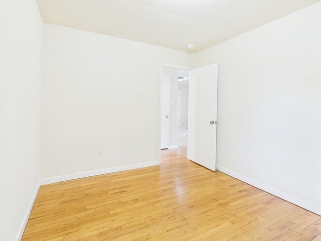 Building Photo - 818 Winnetka Ave