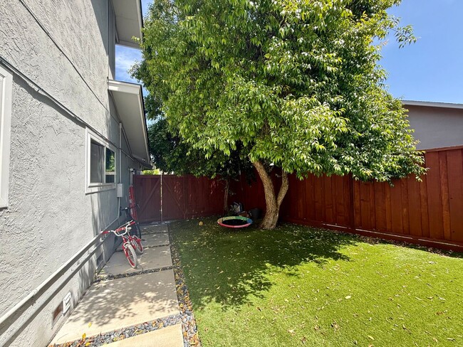 Building Photo - 4 Bedroom/ 3 Bathroom in Dublin!!