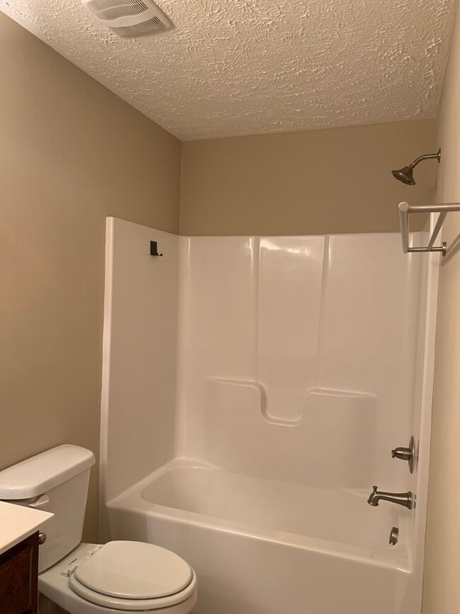 Building Photo - 3 Bedroom, 2 Bath Home Located in Manchester