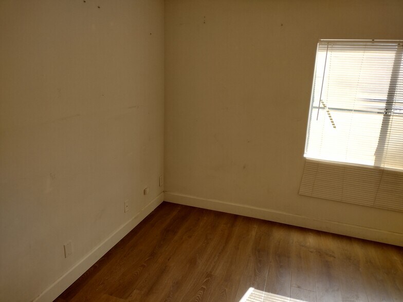 Building Photo - 5460 White Oak Ave