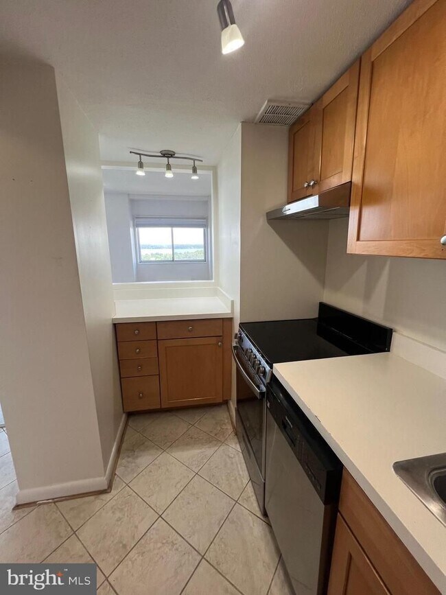 Building Photo - 2059 Huntington Ave