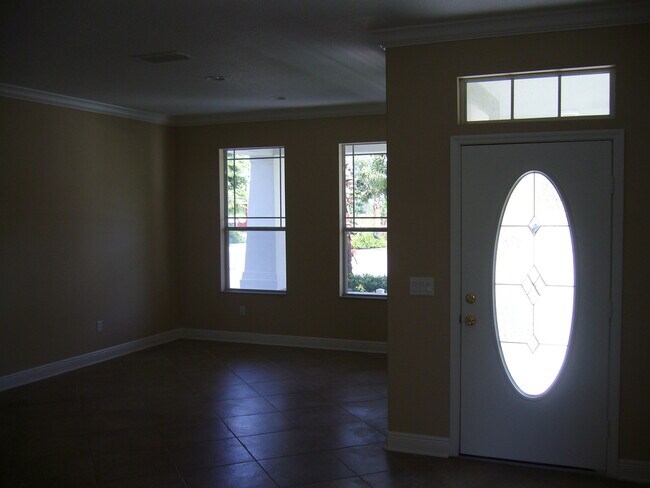 Building Photo - 4 Bedroom/2.5 Bath next to Lake in Winderm...