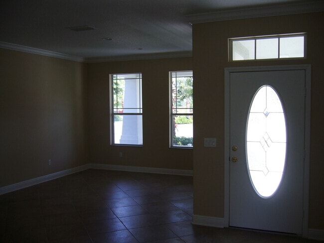 Building Photo - 4 Bedroom/2.5 Bath next to Lake in Windermere ...