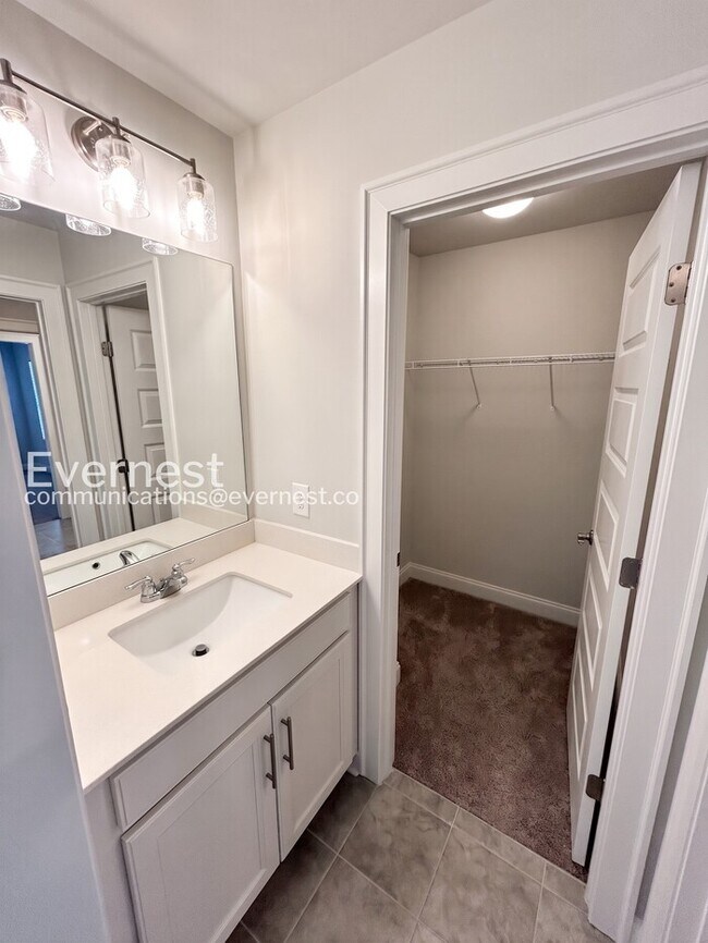 Building Photo - Spacious 4Beds 3.5Bath Single Family Rental with Modern Amenities / Available Now!
