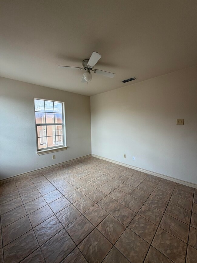 Building Photo - 419 W Eistetter St