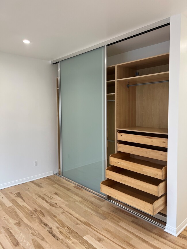 custumized closets - 1418 N Poinsettia Pl