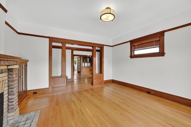 Building Photo - Charming Sunset Home with Hardwood Floors ...