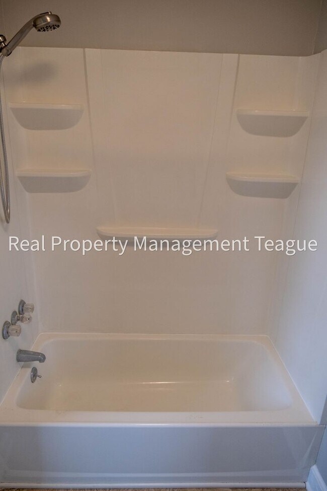 Building Photo - 1 S Main St