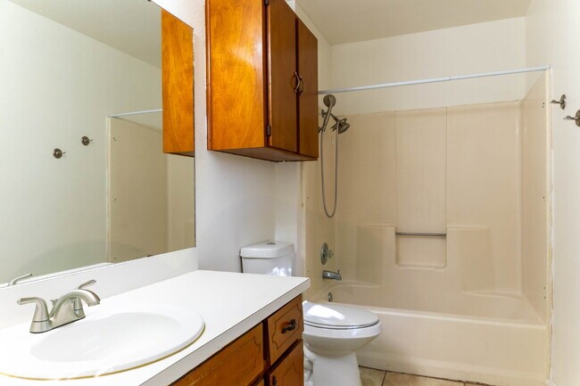 Building Photo - 2402 Lazy Ridge Dr