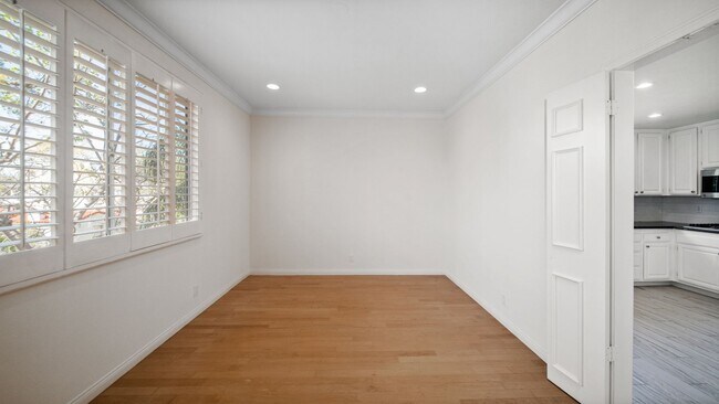 Building Photo - 2 bedroom 2.5 bathroom