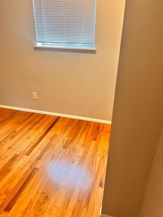 Building Photo - Hardwood Floors- Large Space - Garage