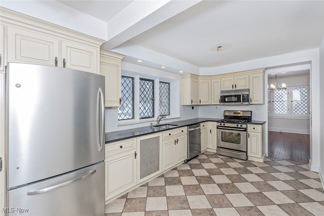 Building Photo - 7020 S Woodland Rd