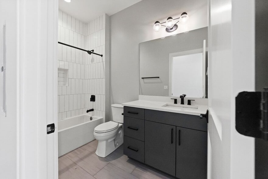 Building Photo - 1050 W Cornelia Ave