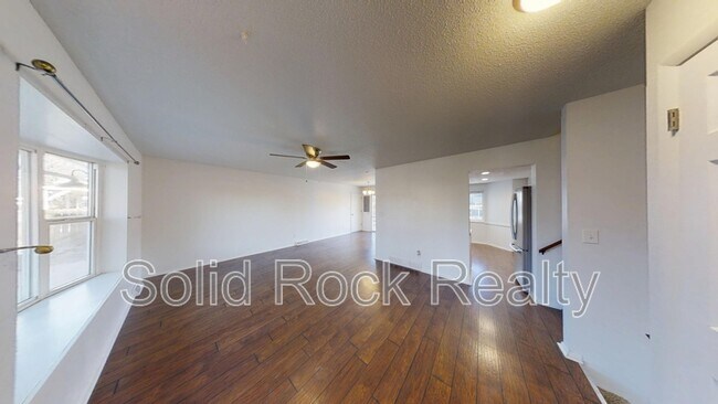 Building Photo - 4811 Villa Cir