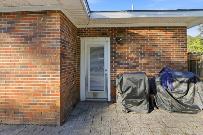 Building Photo - 607 Oakwood Ave