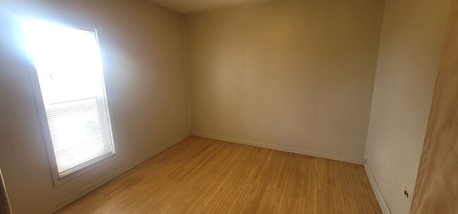 Building Photo - 4 Bedroom 2 Bath - Single Family Home
