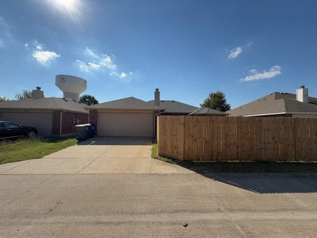 Building Photo - 2333 Cedarwood Dr