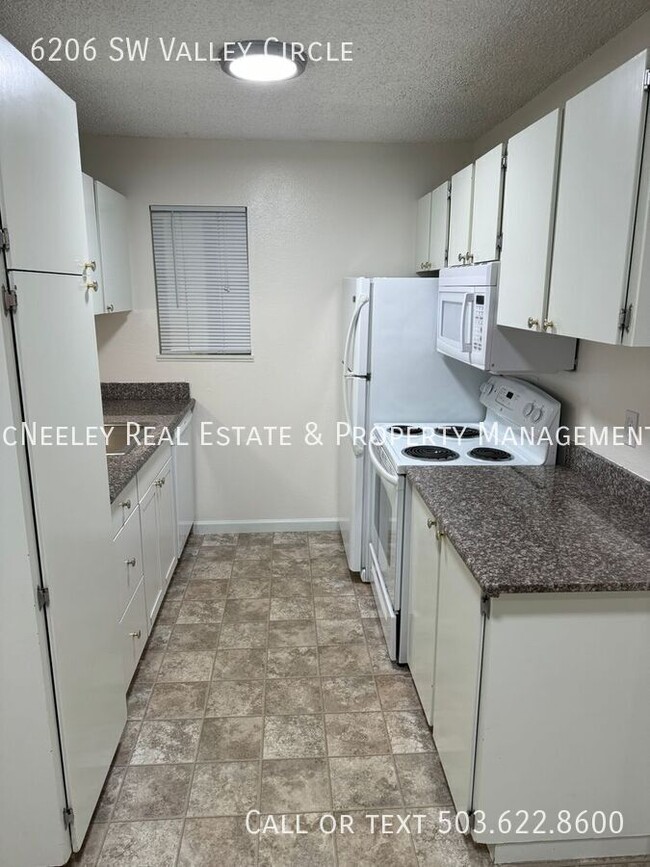 Building Photo - Beaverton, Upper Unit, Two Bedroom near Ch...