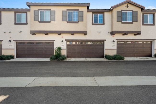 Building Photo - Beautiful 3 Bed / 2.5 Bath Condo with Open Floor Plan & Private Patio!