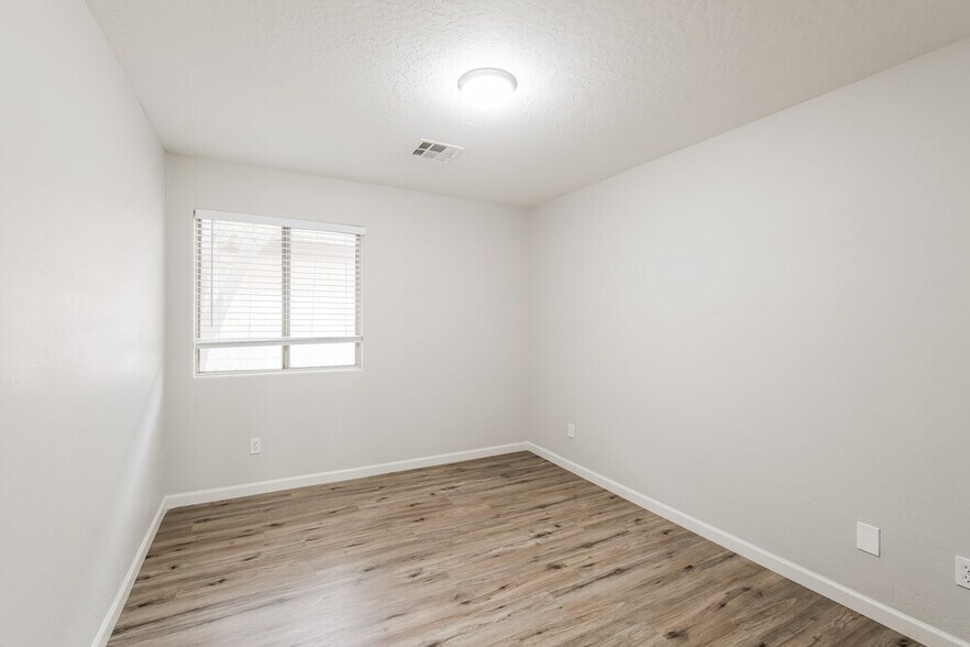 Building Photo - 7223 W Winslow Ave