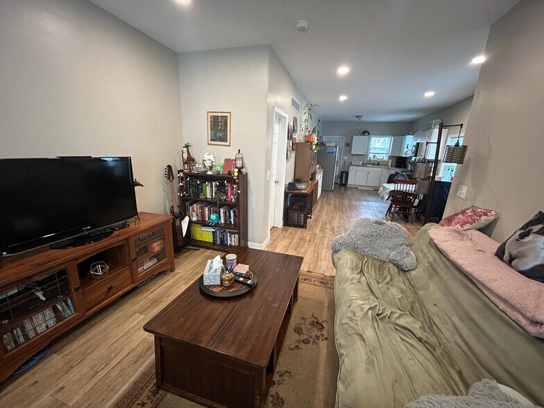 Building Photo - 1239 Plymouth Ave S