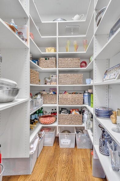 Building Photo - 204 Longwood Ct