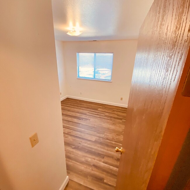 Building Photo - Adorable 3 bedroom 2.5 bathroom Three-Plex...