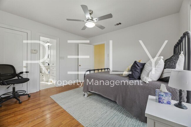 Building Photo - 933 E 56th St