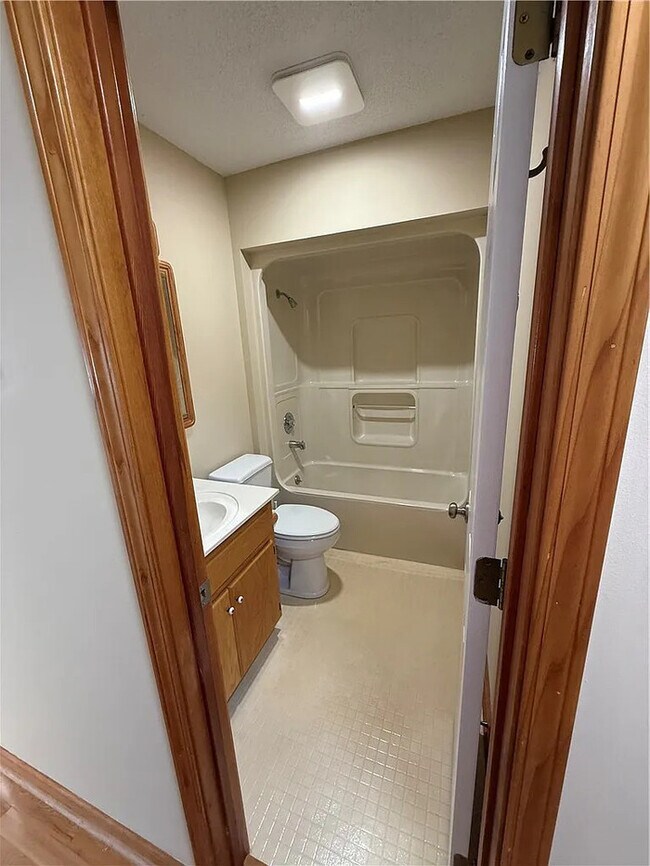 Building Photo - 3 Bedroom 2 Bathroom