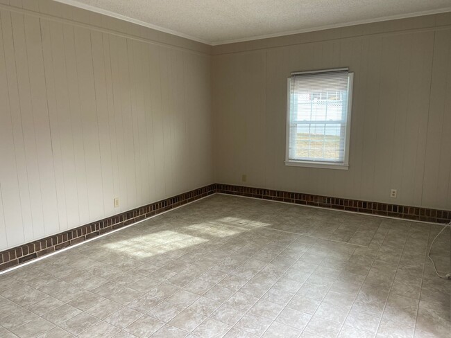 Building Photo - 3 Bedroom, 2 Bathroom House in Greensboro!