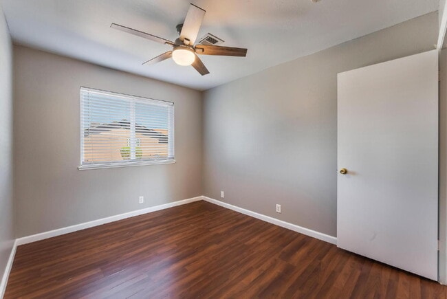 Building Photo - "Charming 3-Bed Oasis with 2 Full Baths in Vibrant Las Vegas - 1315 Sq Ft of Comfort!"