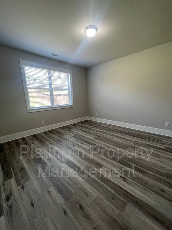 Building Photo - 5180 Mirror Lake Dr