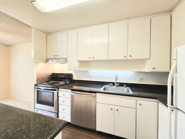 Building Photo - Top floor Woodlake condo, corner location