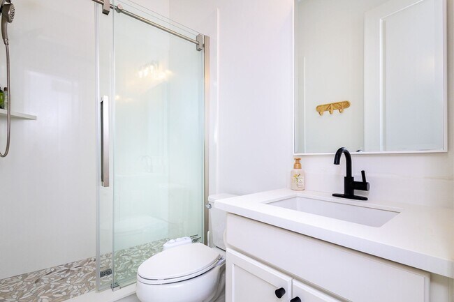 Building Photo - Gorgeous Custom Upgraded Serrano Home!