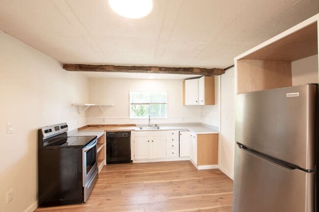 Building Photo - Spacious 2BR in Auburn with Off-Street Parking | $1,575 | AVAILABLE NOW