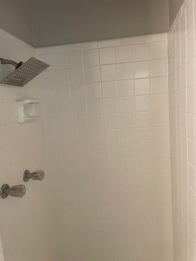 Building Photo - Available Now! Limit of 2 pets. Charming 3 bed, 3 bath, 2 car garage