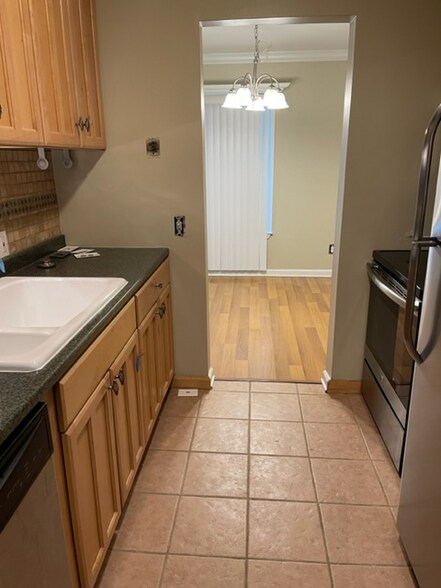 Building Photo - 625 E Fox Hills Dr
