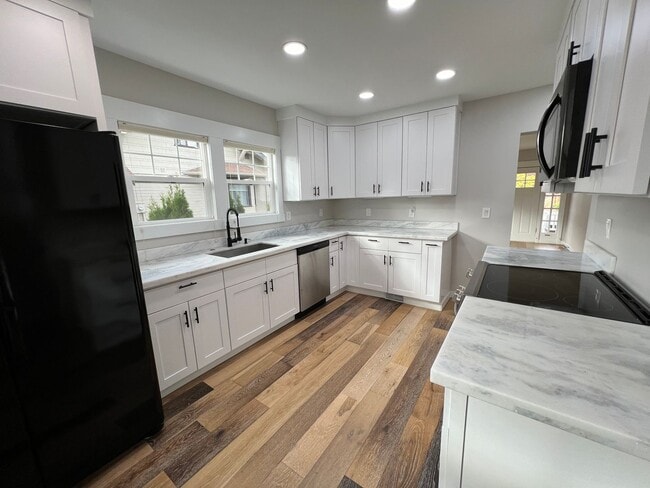 Building Photo - Gorgeous Craftsman available Now