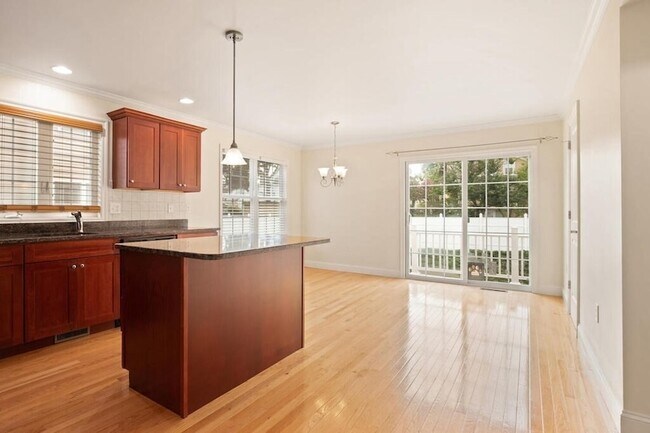 Building Photo - 22 School St