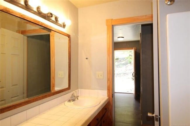 Building Photo - 2 Bedroom 1 bathroom