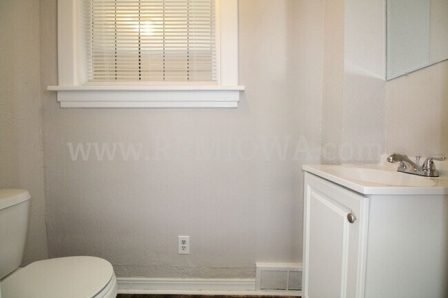 Building Photo - CHARMING!! 3 bedroom, 1.5 Bath Home in Des Moines