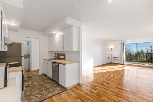 Building Photo - 1 month free!! Sweet 1/1 condo in Lake Oswego with covered parking and storage included!