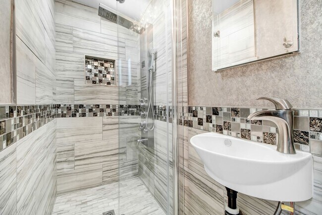 Building Photo - Beautiful Pet Friendly Home in Pasadena
