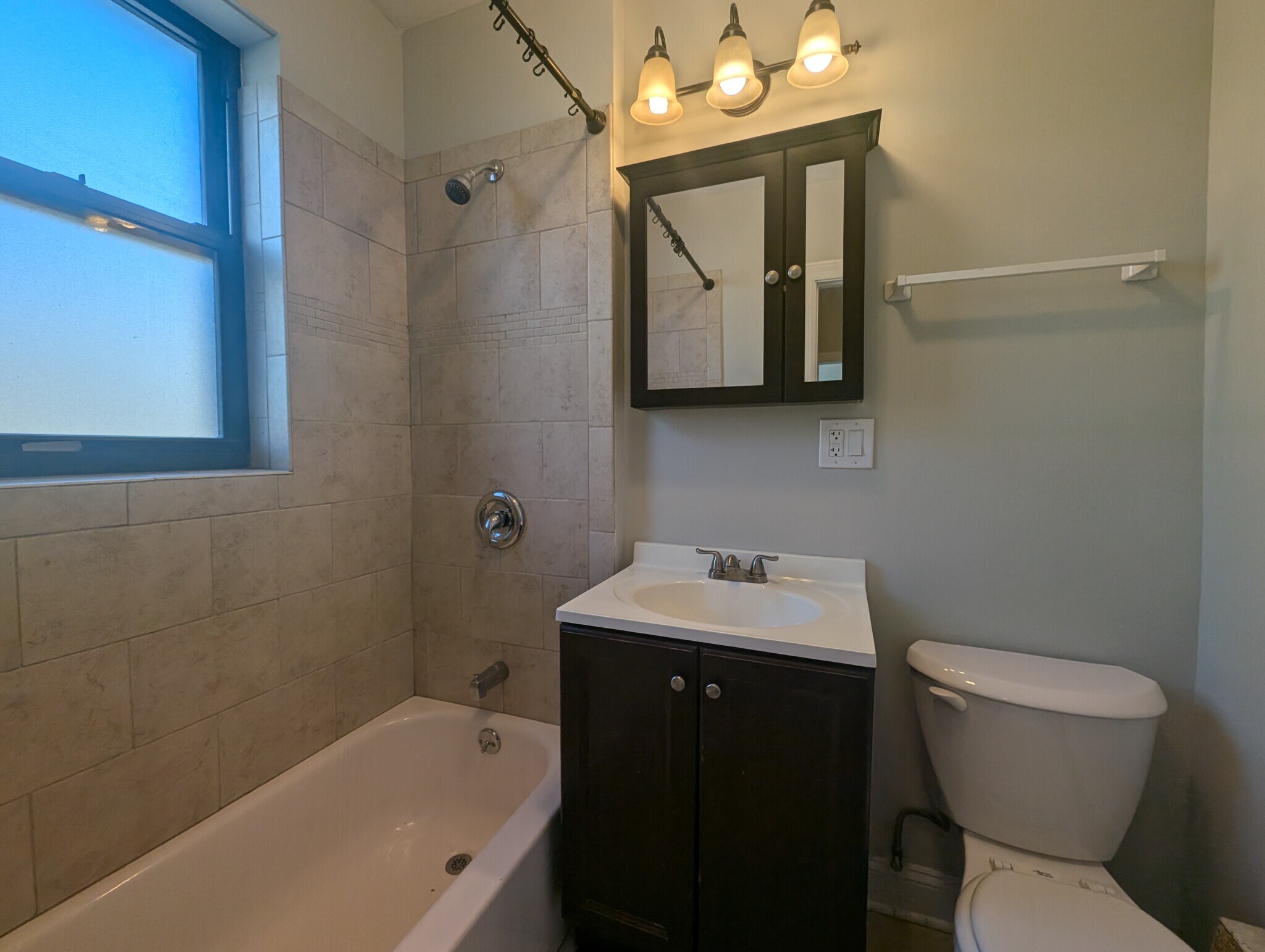 Building Photo - 3732 N Pine Grove Ave