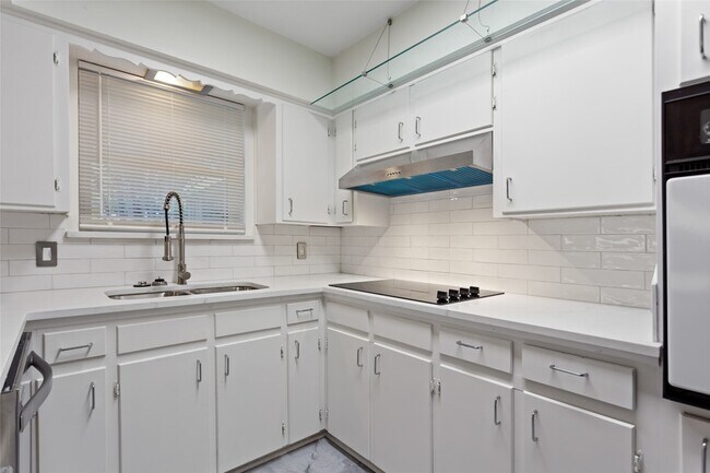 Building Photo - 7475 Brentcove Cir