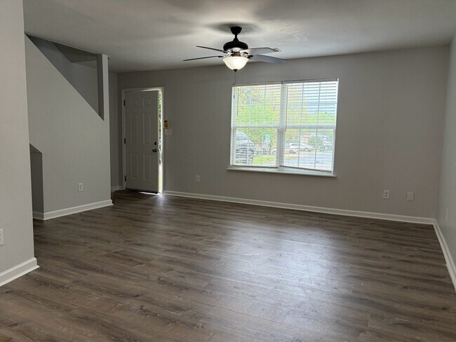 Building Photo - 2052 Darnell Cir