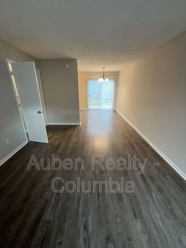 Building Photo - 15 Londonderry Square