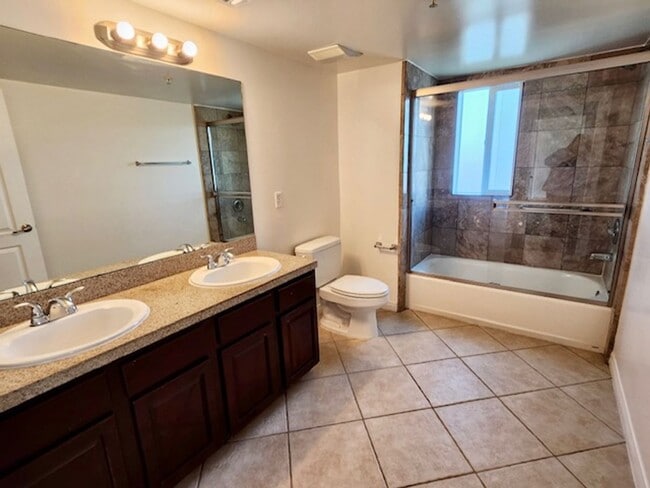 Building Photo - Spacious 3 bedroom condo in Van Nuys