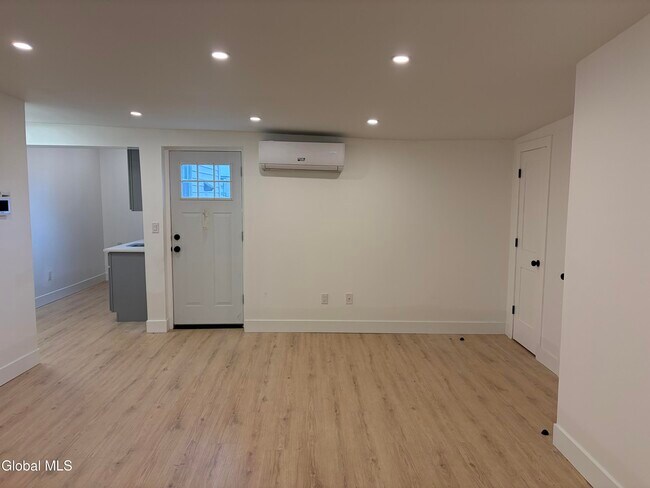 Building Photo - 31 Van Zandt St
